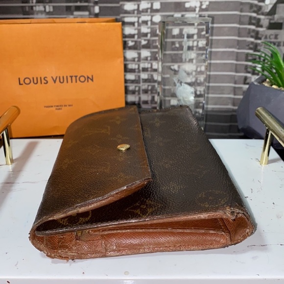 Louis Vuitton Monogram Sarah Wallet - Authentic - Picture 14 of 16